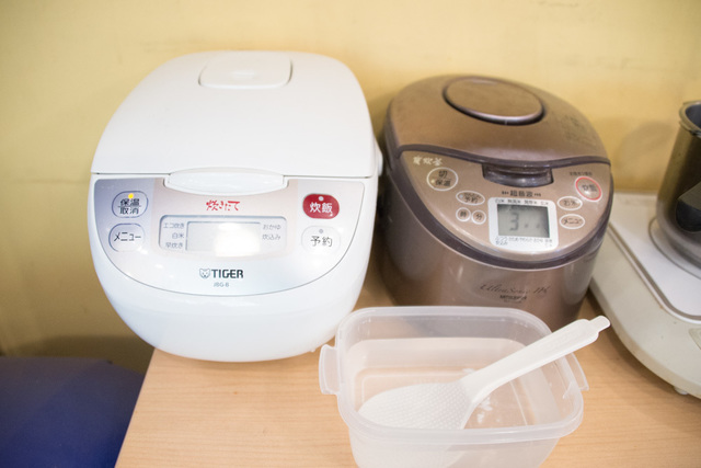 稽古場におかれた炊飯器　撮影：市村岬