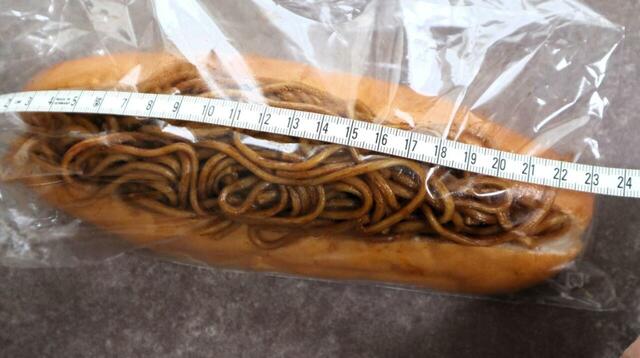 【ラ・ムー  焼きそばドッグ】測ってみたら、長さ23cm、重さが230gありました…！