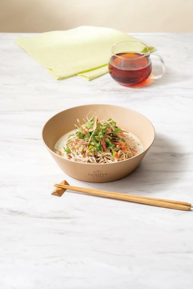 「帆立とアサリの豆乳温蕎麦～カカオ黒七味添え」＜1,100円＞【ゴディバカフェのランチに新メニューが登場】