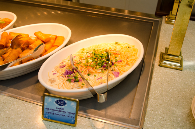 アサリと紫キャベツのスパゲティ｜クリスタルパレスレストラン「アナとエルサのフローズンファンタジー」スペシャルブッフェ ©Disney