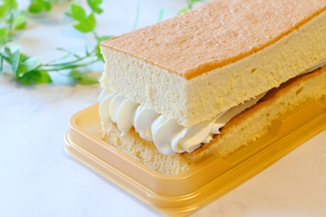 【成城石井自家製 アカシア蜂蜜の台湾風バニラカステラ】ふんわりクリームがたっぷり詰まっているのがわかります