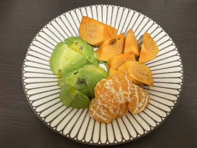 【フルーツデトックス】4日目夜：アボカド（1個）、柿（1個）、みかん（1個）