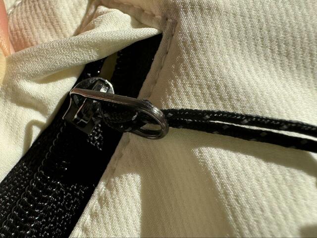 【ワークマン トラベルシェルウォームジャケット】ファスナーにはひもが付いていて引っ張りやすい