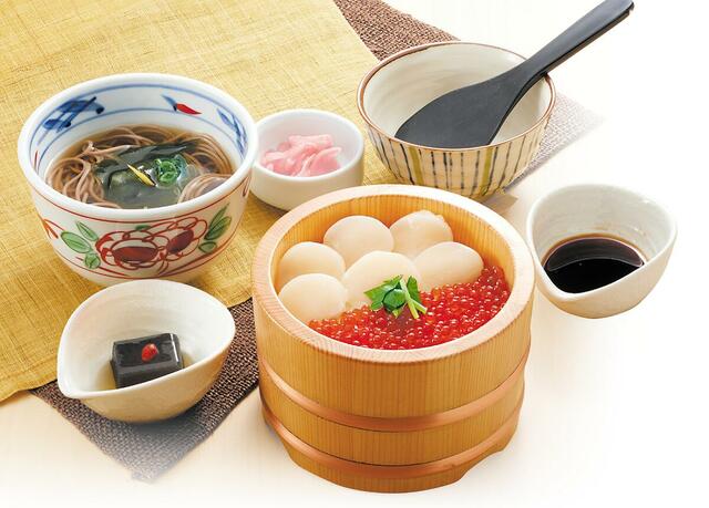 「帆立といくらの二色丼セット」 2,699円（税込2,968円）【和食さとの期間限定北海道フェア＆食べ放題】