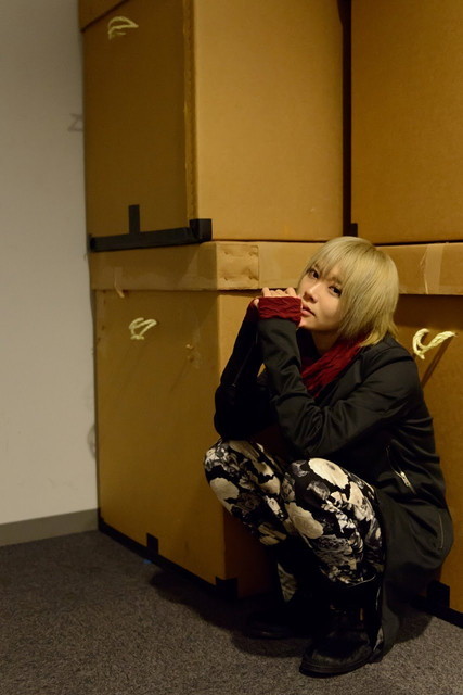 ルウト、ダンボールの前で2