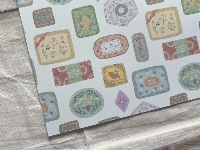 名前のとおり、お菓子のカンカンの柄。カラフルでみているだけで楽しい気持ちに♪