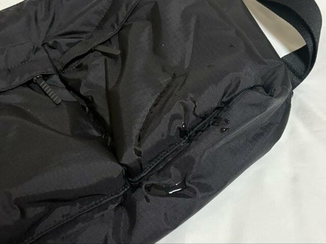 【UNIQLO マルチポケットショルダーバッグ】表地は撥水加工。水を垂らしても裏地に染み込むことはありません！