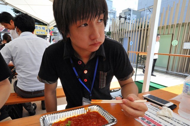 激辛グルメ祭り／口に入れた後はしばらく無表情。これはセーフなのか、アウトなのか？ 