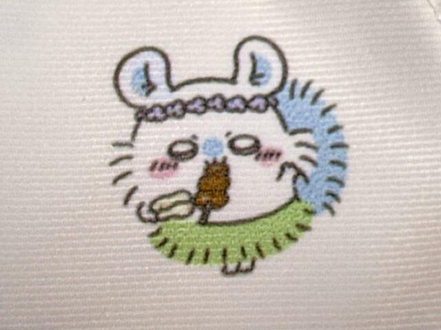 ご馳走を手にザザーッとスライディングするように登場したモモンガです。かわいい!