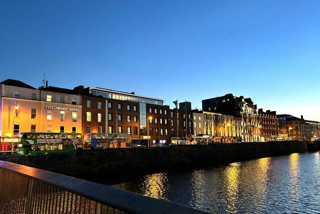 冬は日が落ちるのが早いアイルランド。ダブリンの街を南北に２分するように流れるリフィー川沿いを散歩