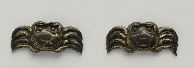 【いきもののかたちー一橋徳川家資料のどうぶつたちー】「蟹図目貫」当館蔵（一橋徳川家記念室）／目貫とは、日本刀の柄（つか）の中央付近、表裏に付けられる装飾的な小金具のこと