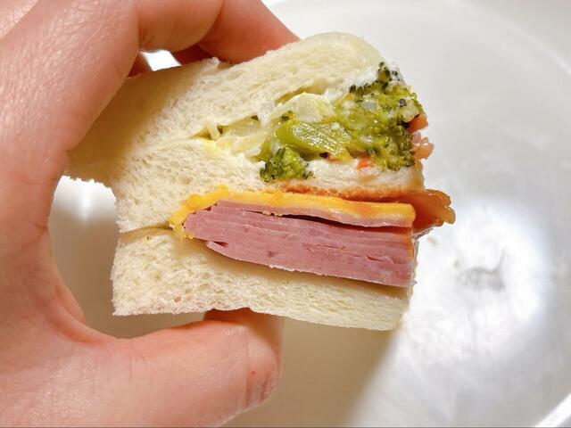 【TULLY'S ハムチーズ＆サラダサンド セット】ハムが何層にも重なって贅沢な味わい