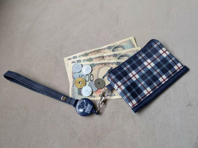 お札や小銭も入ります