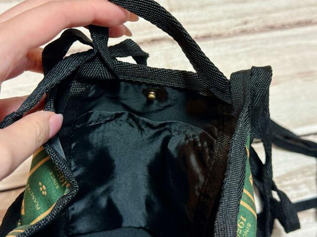 内側には吊りポケット付きで小物の整理に便利