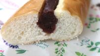 【ラ・ムー  あんマーガリンコッペパン（108円）】切ってみるとあんこがスリットの奥までたっぷり詰まっていました 