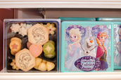 東京ディズニーランド(TDL)「アナとエルサのフローズンファンタジー」期間中に購入できる、映画『アナと雪の女王』関連グッズ ©Disney