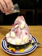 マッターホルンのようなモンスターかき氷「アルプス響パフェ」は1580円。