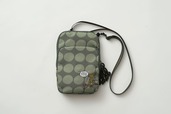 【スナフキン刺繍のスマホショルダーバッグ】価格:5,940円、カラー:カーキ
