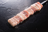 ホエイ豚の肉厚豚バラ串焼