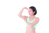 スッキリ二の腕をつくる「気リンパ」メソッドその1／二の腕つかみで流し上げ（左右5回ずつ）／片方の手を曲げ、二の腕を下からつかむ。（上からでもOK）