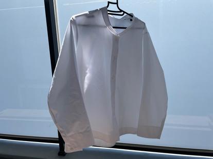 ユニクロの白シャツ オーバーサイズでどう着る レディースとメンズを比較 1 2 Mimot ミモット