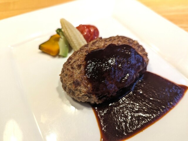 【リゾナーレ八ヶ岳】夕食のキッズ用メインディッシュ「ハンバーグ ~デミグラスソース~」