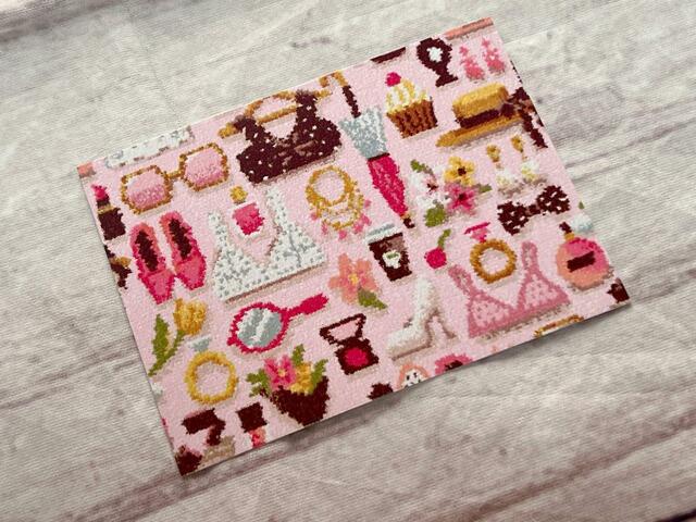 ラブラリーバイフェイラーの「MAISON DE NICOLE（メゾン ド ニコル）」。パリジェンヌのニコルのワードローブがテーマになっている柄です！