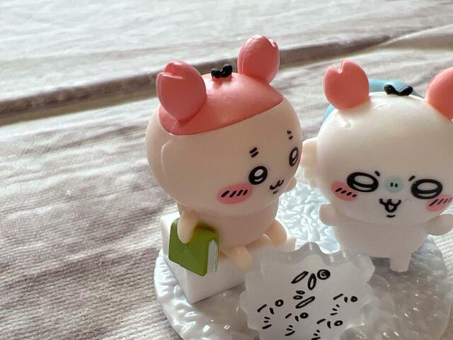 カニちゃんこと古本屋は椅子に座っています。手には本を持っており再現度の高さに感動…！