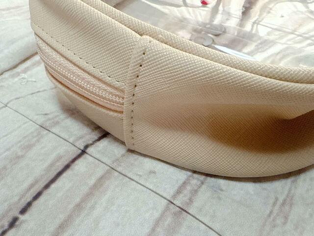 サイドはベージュの合成皮革生地で高見え！