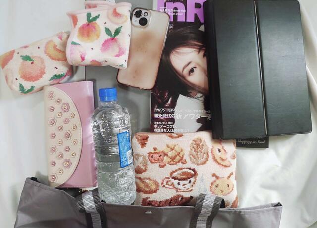 雑誌、長財布、13.5インチのノートパソコンやiPad(キーボードつき)もラクラク入った