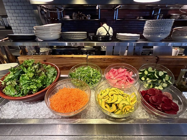 【ザ キッチン サルヴァトーレ クオモ銀座】サラダバーには旬の野菜が山ほどつんであります