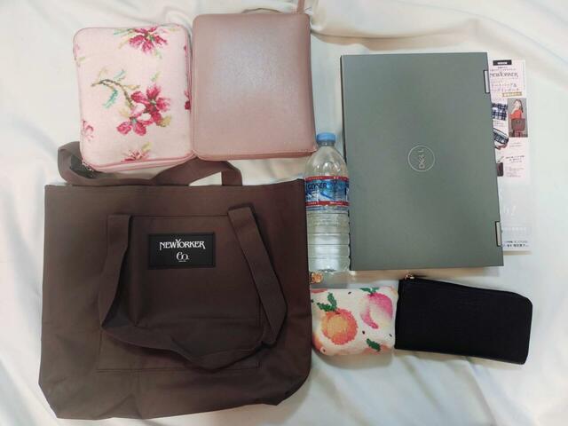 雑誌、ペットボトル、長財布、ノートパソコンなどが入る