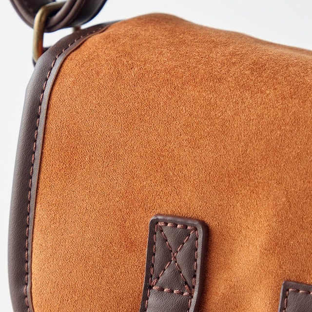 ヌバック調ショルダーバッグ「チップ＆デール」｜￥6,990 （税込）