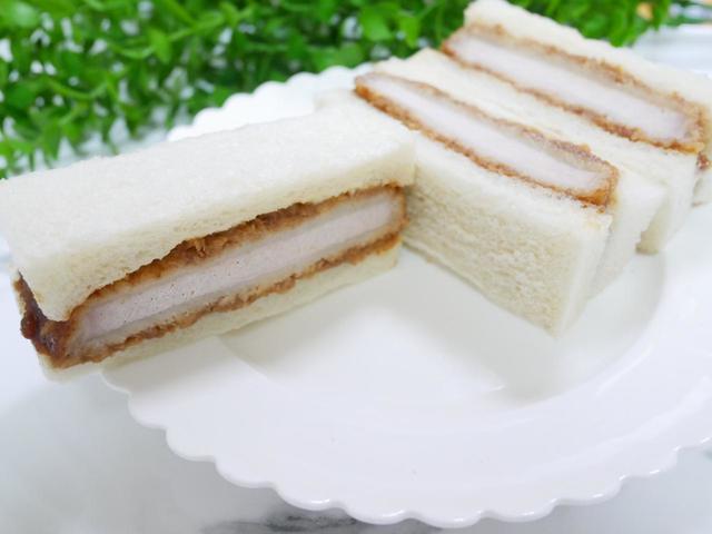 外側はさっくり、中は柔らかく、そしてさっぱりとした脂身／かつサンド　605円税込