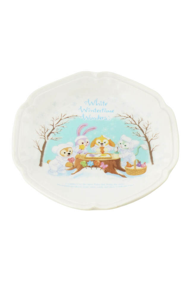 チョコレートケーキ、スーベニアプレート付き 1,200円｜「ダッフィー＆フレンズのホワイト・ウィンタータイム・ワンダーズ」スペシャルメニュー｜販売店舗：東京ディズニーシー「ケープコッド・クックオフ」｜発売日：2023年11月1日（水）