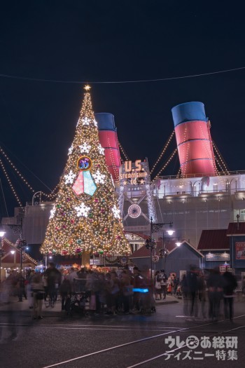 アメリカンウォーターフロント S.S.コロンビア号前のクリスマスツリー|東京ディズニーシー「ディズニー・クリスマス」2018年