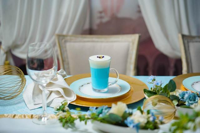 ＜ディズニー シンデレラ＞ホットブルーラテ 979円