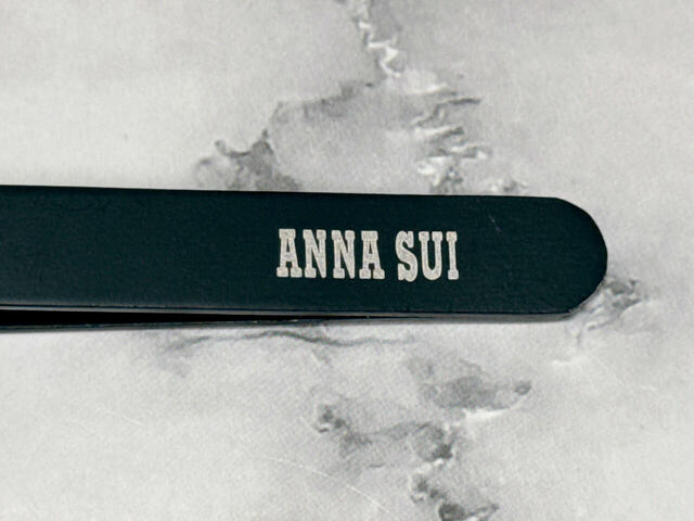 「ANNA SUI」のロゴが刻印されており、高級感抜群！