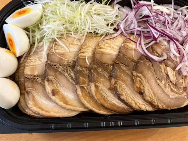 【コストコ チャーシュー油そば】しっとりとしたチャーシューの質感が、写真でも伝わる一枚です♪