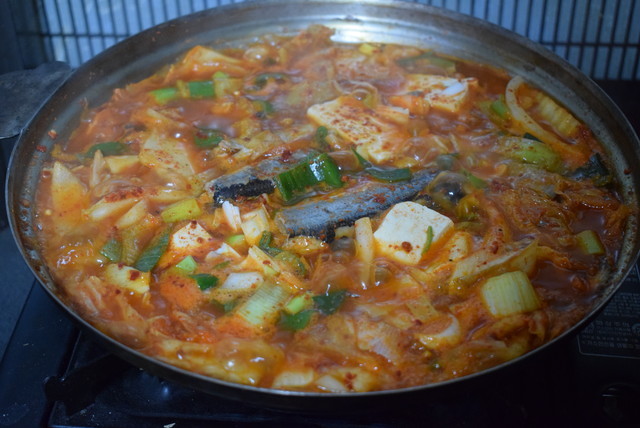 『ソウル食品』で10000ウォン（約1100円）出せば、サンマの水煮をたっぷり入れたコンチチゲ（サンマ鍋）も食べられる