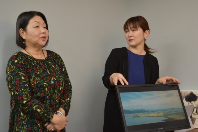 神保真珠商店の真珠は酒井京子さん(左)が養殖しているものも取り扱っている／神保真珠商店