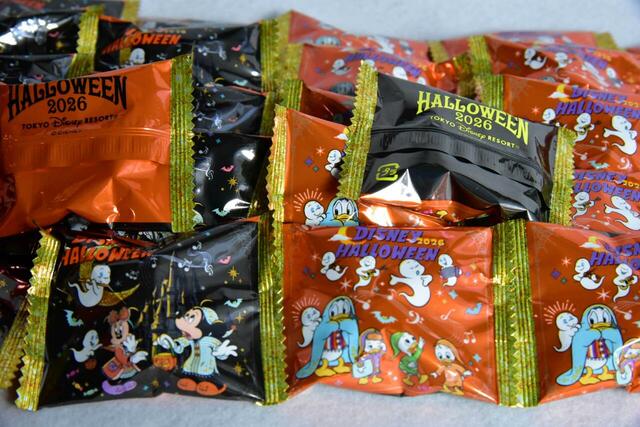 チョコレートクランチ 2,200円 柿の種入りミルク(黒袋)、芋けんぴ入りホワイト(オレンジ袋)