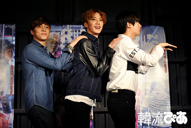 フォトセッションにてノリノリの3人/ 『RUN TO YOU～Street Life～』会見