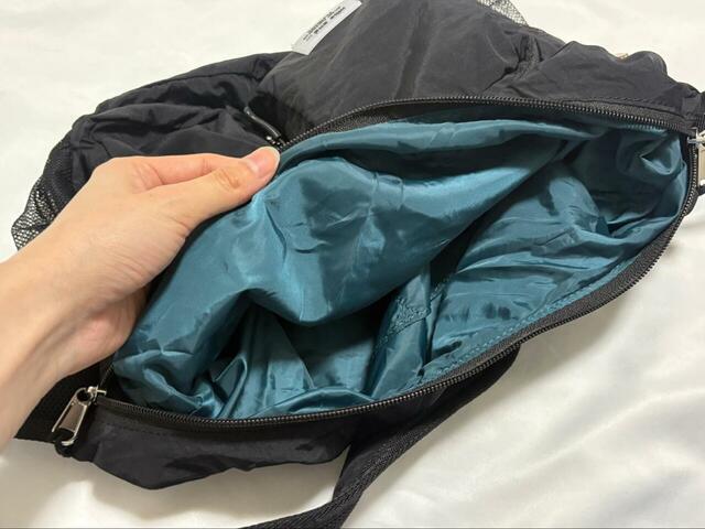 【niko and ... オリジナルライトパッカブルマルチショルダーバッグ】内ポケットも2つあり、パスケースや小物などを分けて収納できます