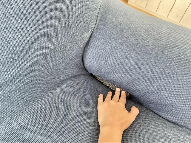 【ニトリ　肘付ストレッチソファカバー3人掛け用】グッと溝に押し込みます。溝がないソファでは使用不可