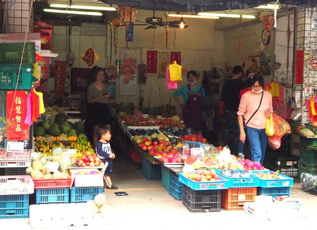【台湾食べ歩きの旅 #8】特に初夏から秋にかけて、台湾の市場には色とりどりの果物が並ぶ。飲食店も市場の店も家族経営。小さい子供も店を手伝う