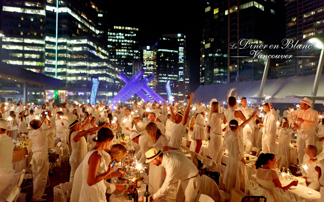 超優雅な“白”で統一されたパーティー「ディネ・アン・ブラン」