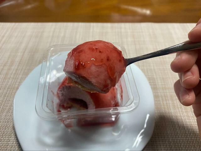 【ローソン　いちごのトリコ！ベリーベリーケーキ】中からも苺ソースがとろ〜り