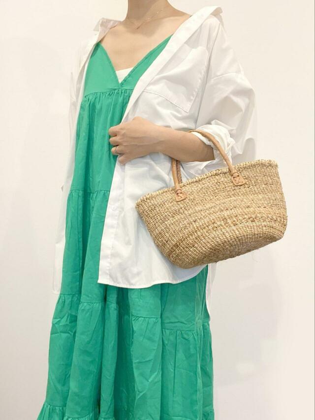 【coca キャミワンピース】薄手のシャツを羽織ったきれいめコーデもおすすめです