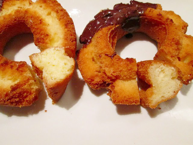 （右）セブン-イレブン「チョコオールドファッション」　（左）ミスタードーナツ「チョコファッション」